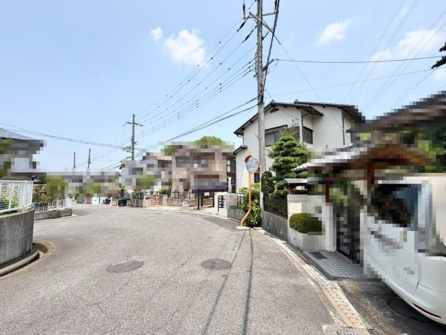 城山台４丁　売土地の前面道路含む現地写真|現況でお渡し、建築条件なしです！そのまま使うも良し、お好きな家を建て直すも良しです♪
