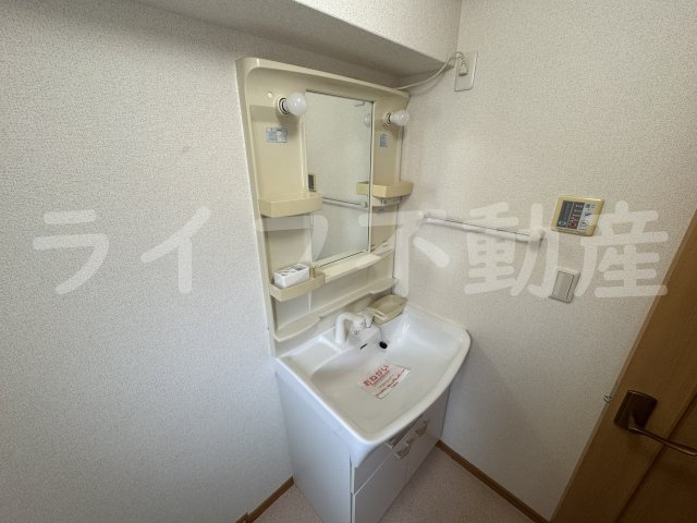 エミネント・チナセの独立洗面台|朝の支度にも助かる、独立の洗髪洗面化粧台