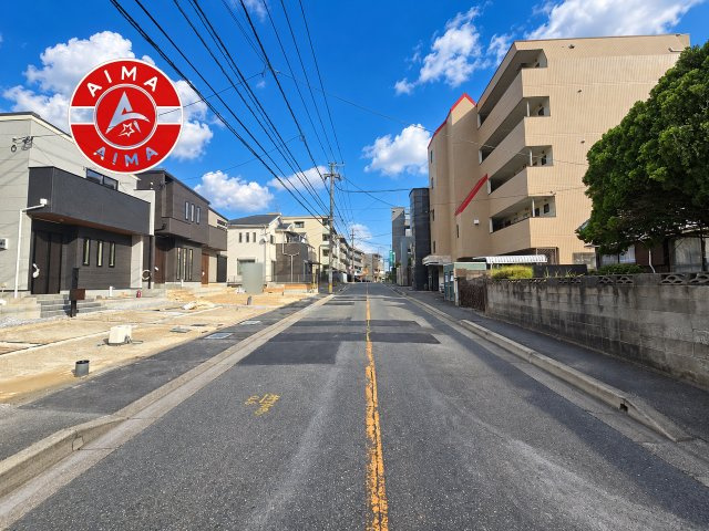 福岡市南区皿山3丁目第3-4棟（1号棟）の前面道路含む現地写真|前面道路は閑静な住宅地をはしる車通りの少ない道路。お車の出し入れが苦手なママや小さなお子様にも安心ですね。しっかり舗装もされているので、ベビーカーや自転車で通っても快適に通行できます。