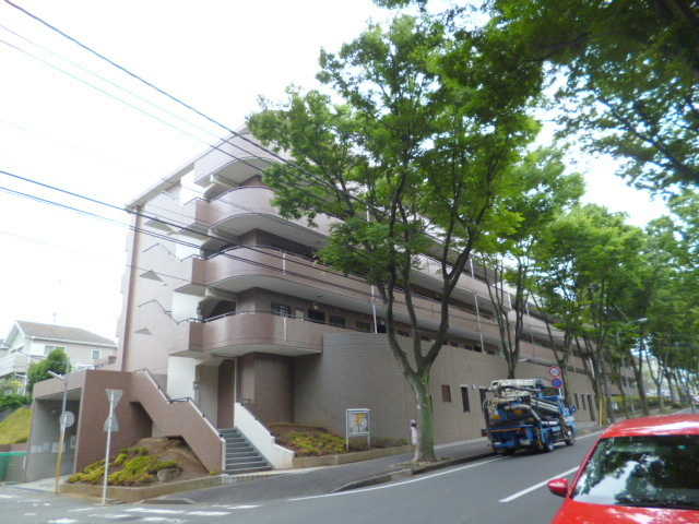 フェリエ藤が丘のエントランス|藤が丘駅からの道のり良好夜道も安心の住環境です