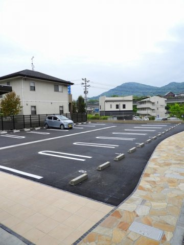 Ｌｕｃｅ　伴中央の駐車場|車をお持ちの方に嬉しい駐車場付きの物件です