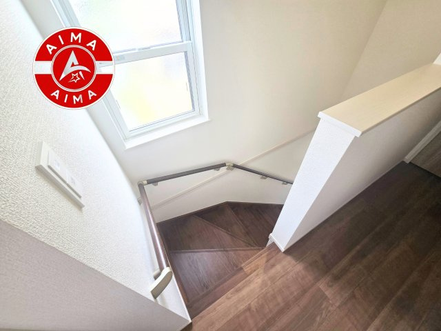 福岡市南区皿山3丁目第3-4棟（2号棟）の内観：施工例|階段からも明るい光が入ります。採光や通風も階段の重要な役割です。
