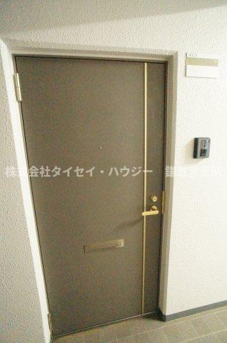 芝コーポ三号館の玄関