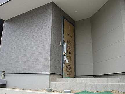 東区中山鏡が丘の玄関