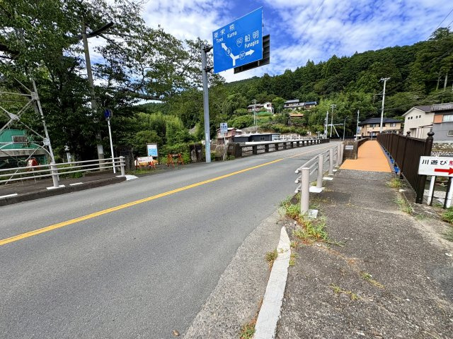 売中古戸建　天竜区両島の前面道路含む現地写真|接道は天竜東栄線です。すぐに幹線道路に出れるので車移動もスムーズです。