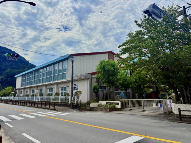 売中古戸建　天竜区両島の周辺|下阿多古小学校までは徒歩1分で通学も安心です。