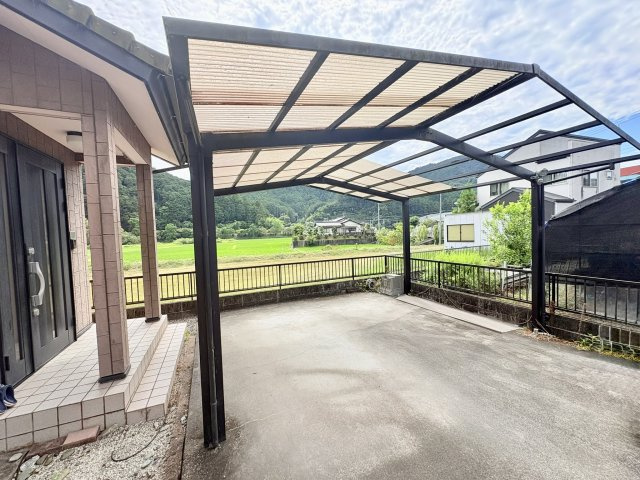 売中古戸建　天竜区両島の駐車場|駐車スペースは並列2台、縦列で4台駐車可能。