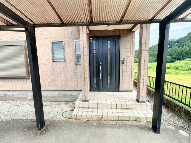 売中古戸建　天竜区両島のエントランス|カーポートから玄関までは雨でも濡れずに入ることができます。
