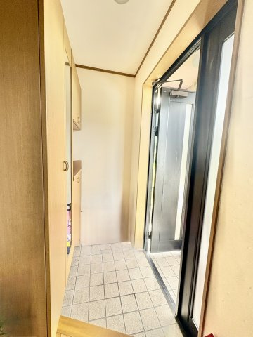 売中古戸建　天竜区両島の玄関|シンプルで使い勝手のよい玄関です。