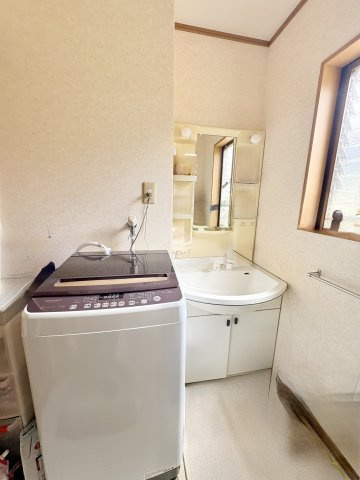 売中古戸建　天竜区両島の洗面所|洗面スペースはシンプルな作りです。リフォームもお気軽にご相談ください。