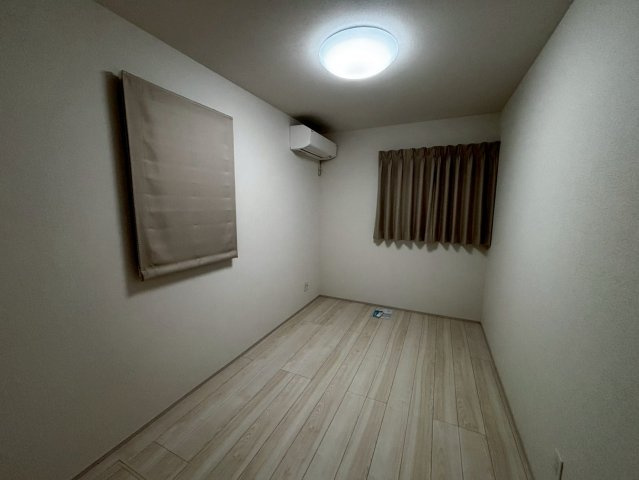 膝折町３丁目戸建ての洋室