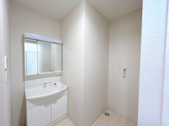 【洗面所】 | 仲介手数料無料！小羽山小学校に通えるリフォーム済み中古住宅　宇部市南小羽山町２丁目 | 脱衣スペースもあります