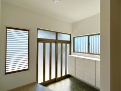【玄関】 | 仲介手数料無料！小羽山小学校に通えるリフォーム済み中古住宅　宇部市南小羽山町２丁目 | きれいな玄関です