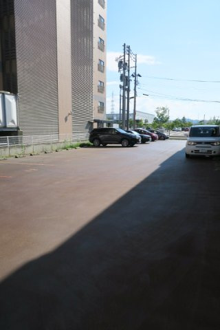 ルミエール デュースの駐車場