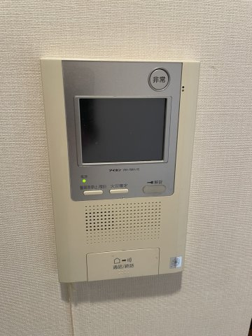 ポレスター松山フォレストシティの防犯設備|カラーモニター付きのインターホンは来客者の顔を確認でき、お子様の留守番時も安心感が違います