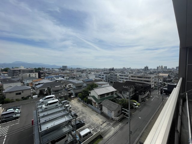 ポレスター松山フォレストシティの展望|6階部分から南側に広がる開放的な景色は、遮るものが少なく澄み渡る空を毎日身近に感じられます