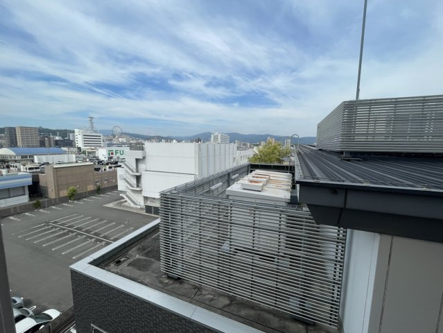 ポレスター松山フォレストシティの展望|東側の窓を開ければ心地よい風が室内に流れ込み、角住戸ならではの優れた通風環境を実感できます
