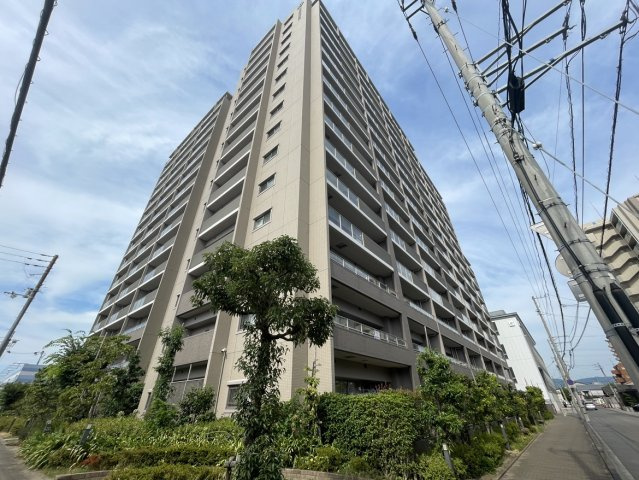 ポレスター松山フォレストシティの外観|15階建ての6階部分に位置する東南角住戸は、心地よい陽光と風が室内までしっかり届きます