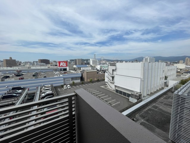 ポレスター松山フォレストシティの展望|角住戸だからこそ叶う北側の開放感は、視線が遠くまで抜け住まいに心地よい広がりを与えます