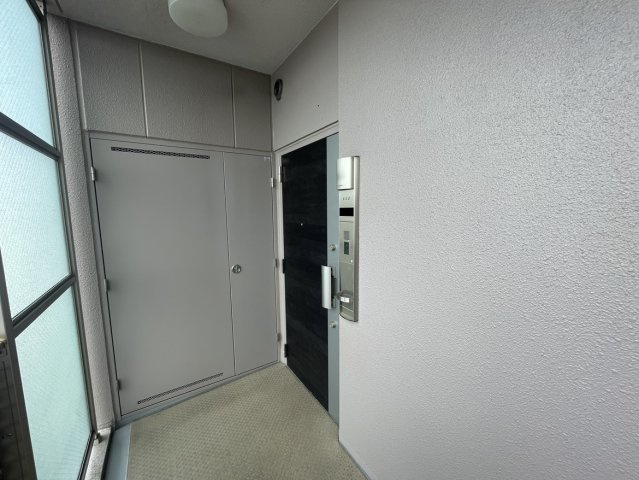 ポレスター松山フォレストシティの玄関|角住戸ならではの独立した玄関は、前を人が通らないためプライバシーを守りやすく静かに過ごせます。
