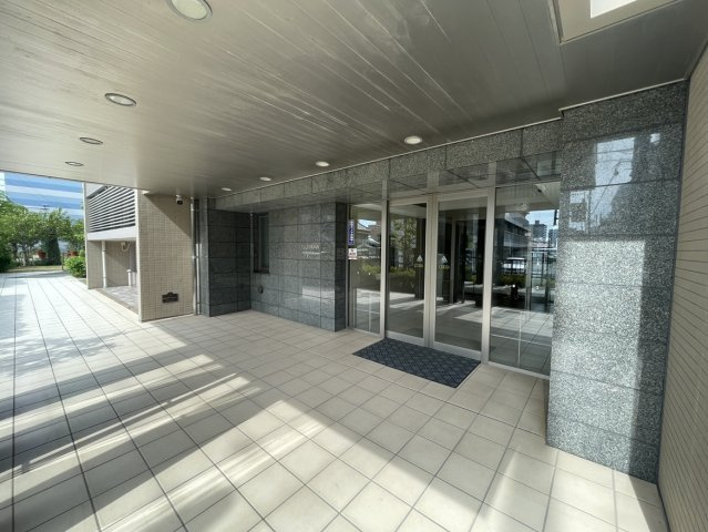 ポレスター松山フォレストシティのエントランス|総戸数138戸のスケールを感じさせるエントランスは、住まう人の品格を物語り誇りを持って帰宅できます