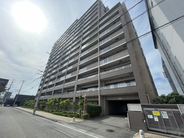ポレスター松山フォレストシティの外観|洗練された佇まいのマンション外観は、帰宅するたびに住まう誇りを感じさせてくれるデザインです
