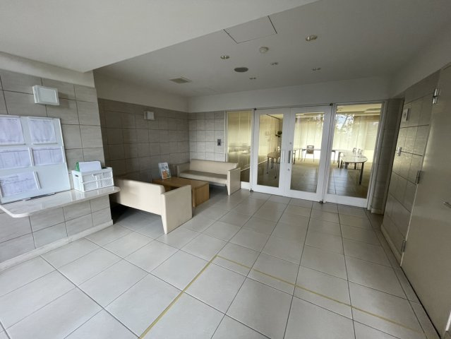 ポレスター松山フォレストシティのその他共用部分|大規模物件ならではの余裕あるロビーは、ご近所様との少しの談笑やタクシー待ちにも重宝する場所です