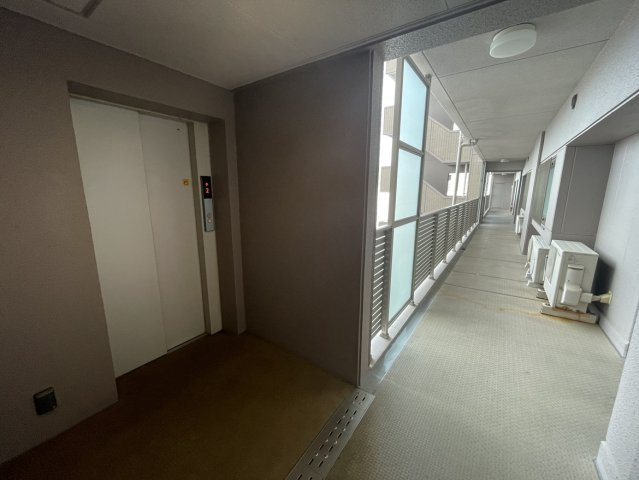 ポレスター松山フォレストシティのその他共用部分|各階までスムーズに移動できる共用廊下は、バリアフリーへの配慮もなされ長く住み続けられる設計です