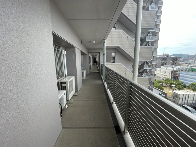 ポレスター松山フォレストシティのその他共用部分|常に清掃が行き届いた共用廊下は歩きやすく、毎日の外出や帰宅を気持ちよくサポートしてくれる場所です