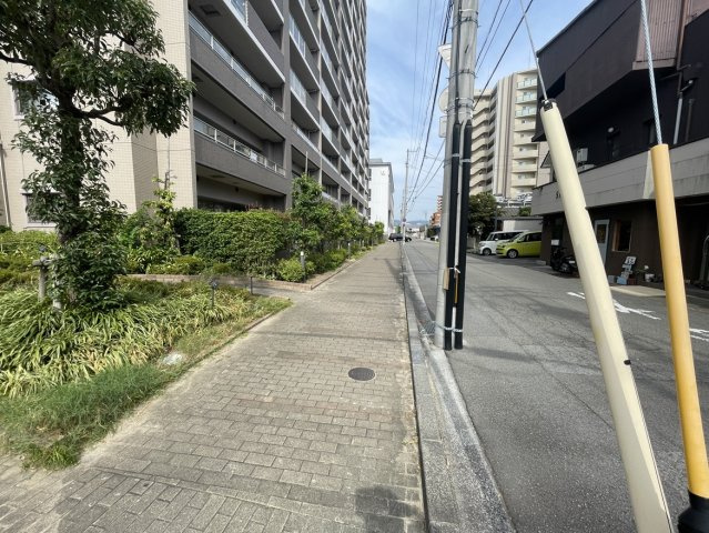 ポレスター松山フォレストシティの周辺|南側に道路が面しているため前方の建物と距離があり、室内まで豊かな陽光がたっぷりと降り注ぎます
