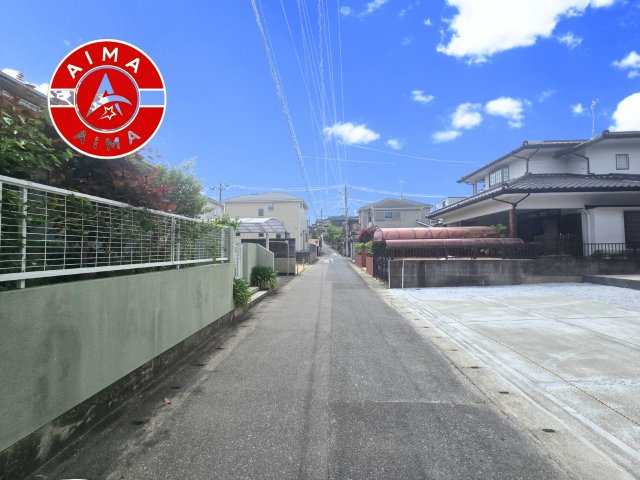 福岡市南区皿山3丁目第3-4棟（3号棟）　の前面道路含む現地写真|前面道路は閑静な住宅地をはしる車通りの少ない道路。お車の出し入れが苦手なママや小さなお子様にも安心ですね。しっかり舗装もされているので、ベビーカーや自転車で通っても快適に通行できます。