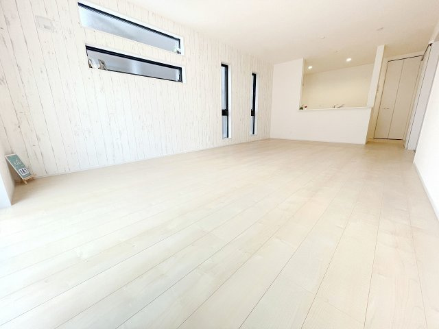 【居間・リビング】 | ふじみ野市元福岡1丁目　新築一戸建住宅　全2棟　（ふじみ野店） | 18.7帖のゆったりとしたリビングは、3面採光の開放感あるプライベート空間。