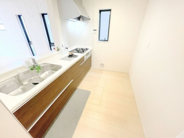 【キッチン】 | ふじみ野市元福岡1丁目　新築一戸建住宅　全2棟　（ふじみ野店） | 人工大理石使用のカウンターキッチン。広々としたスペースで開放感があり、家族とのコミュニケーションも弾みやすいキッチンです。