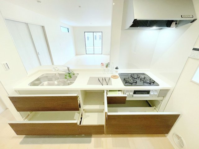 【キッチン】 | ふじみ野市元福岡1丁目　新築一戸建住宅　全2棟　（ふじみ野店） | 食器洗浄乾燥機、浄水器付きのシステムキッチン。収納機能も豊富で便利です。