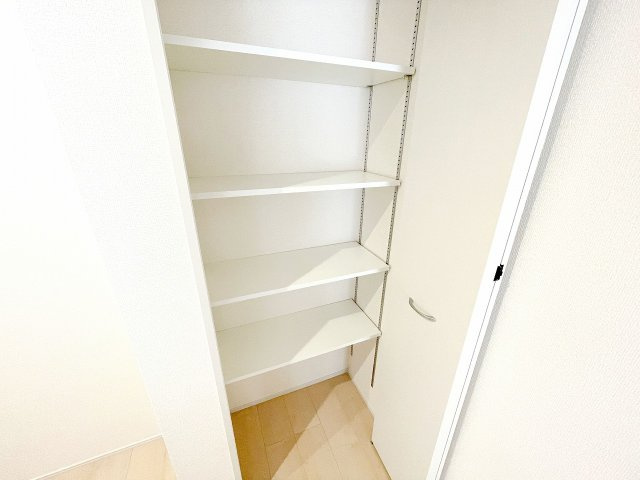 【収納】 | ふじみ野市元福岡1丁目　新築一戸建住宅　全2棟　（ふじみ野店） | キッチン横の収納は、生活感を隠すことができ便利です。