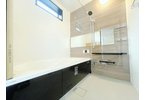 【浴室】 | 川越市砂新田5丁目　新築一戸建住宅　限定1棟（ふじみ野店） | 清潔感ある雰囲気の浴室、ゆったりとしたスペースで日々の疲れを癒します。