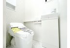【トイレ】 | 川越市砂新田5丁目　新築一戸建住宅　限定1棟（ふじみ野店） | 1階トイレ：人感センサー付きの温水洗浄便座。洗面、カウンター、収納付きの便利なトイレ。