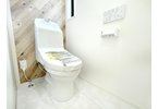 【トイレ】 | 川越市砂新田5丁目　新築一戸建住宅　限定1棟（ふじみ野店） | 2階トイレ：人感センサー付きの温水洗浄便座。カウンター、収納付きの便利なトイレ。