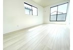 【洋室】 | 川越市砂新田5丁目　新築一戸建住宅　限定1棟（ふじみ野店） | 洋室7.5帖：南向きバルコニーに面した日当たり・風通しの良い開放感あるお部屋。