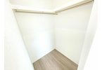 【収納】 | 川越市砂新田5丁目　新築一戸建住宅　限定1棟（ふじみ野店） | 洋室7.5帖：たっぷり収納できるウォークインクローゼットを完備。