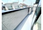 【バルコニー】 | 川越市砂新田5丁目　新築一戸建住宅　限定1棟（ふじみ野店） | 2部屋から行き来できる、南向きの開放的なバルコニー。
