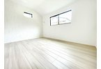 【洋室】 | 川越市砂新田5丁目　新築一戸建住宅　限定1棟（ふじみ野店） | 洋室6.0帖：2面採光の風通しの良いお部屋。たっぷり収納できるクローゼットを完備。