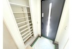 【玄関】 | 川越市砂新田5丁目　新築一戸建住宅　限定1棟（ふじみ野店） | 大容量収納のシューズボックス。玄関周りがすっきりと片付きます。