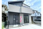 【外観】 | 川越市砂新田5丁目　新築一戸建住宅　限定1棟（ふじみ野店） | 南からの日差しがあたたかい、開放感ある生活空間。落ち着いた雰囲気の住宅街に佇むモダンな外観のお住まい。