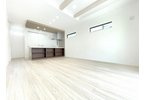 【居間・リビング】 | 川越市砂新田5丁目　新築一戸建住宅　限定1棟（ふじみ野店） | リビング階段採用の、コミュニケーションあふれるあたたかいお住まい。