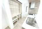 【キッチン】 | 川越市砂新田5丁目　新築一戸建住宅　限定1棟（ふじみ野店） | たっぷり収納できる大型造作食器棚が魅力。アクセントクロスや折下げ天井がおしゃれなキッチンスペース。