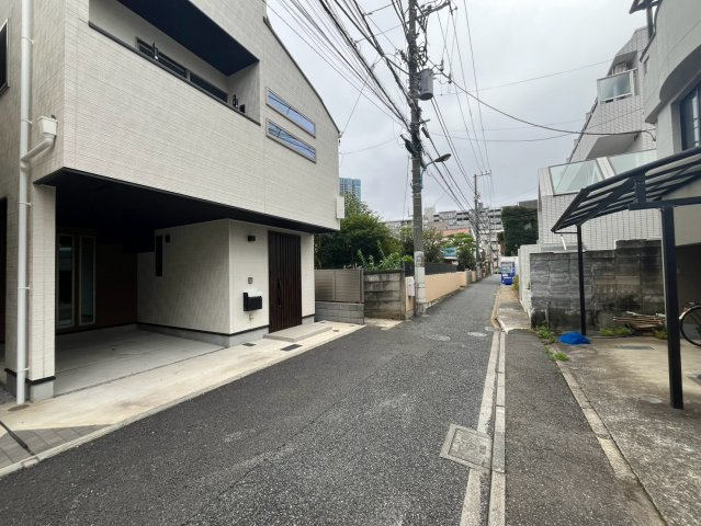 新宿区大久保　中古戸建の前面道路含む現地写真