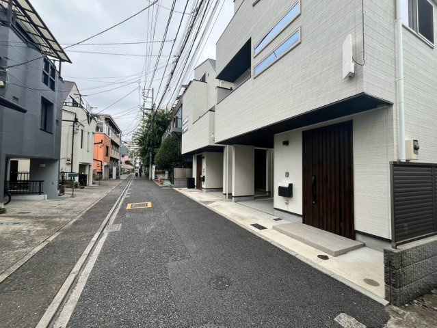 新宿区大久保　中古戸建の前面道路含む現地写真