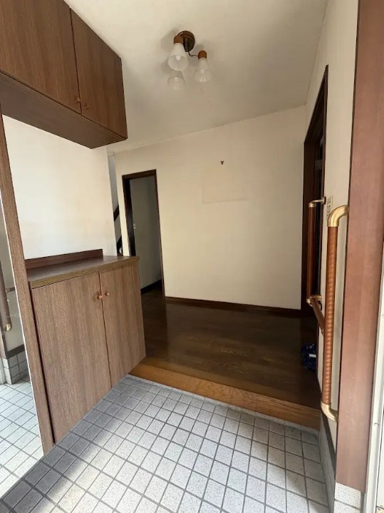 越谷市袋山　中古戸建の玄関