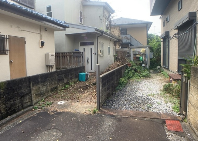 【前面道路含む現地写真】 | お持ちの車種によっては前面道路が広い方が便利でしょう。しかし、前面道路が広ければその分交通量が多くなるため、騒音などが気になる場合があります。実際に現地を見学し、周辺交通量や騒音などを確認しましょう！